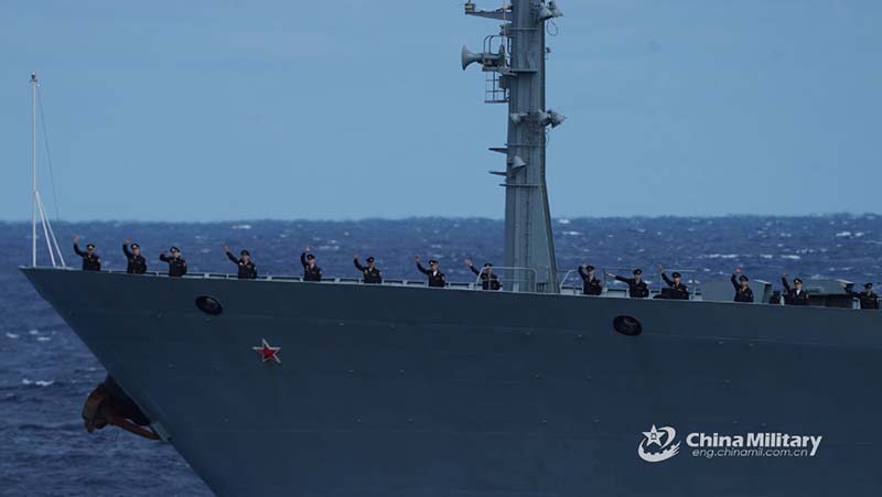 Marineros rusos se despiden de sus homólogos chinos. [Foto: eng.chinamil.com.cn]