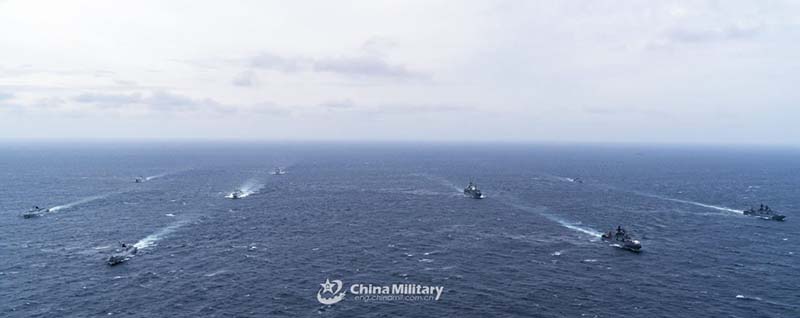 Las formaciones de barcos de China y Rusia navegan en el Pacífico Occidental, 19 de octubre del 2021. [Foto: eng.chinamil.com.cn]