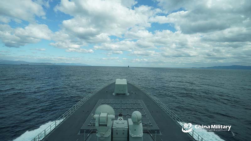 Las formaciones de buques de guerra de China y Rusia navegan a través del estrecho de Tsugaru, 18 de octubre del 2021. [Foto: eng.chinamil.com.cn]