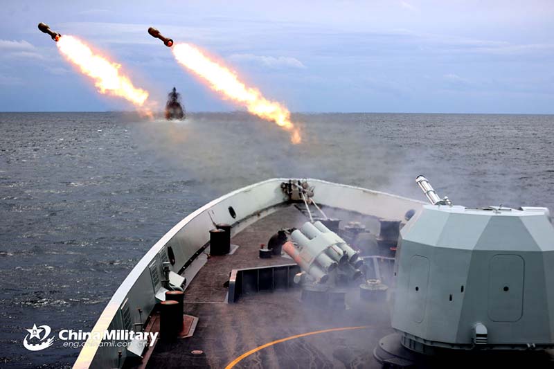 La fragata china de misiles guiados Binzhou (Hull 515) dispara las cargas de profundidad del cohete durante el simulacro, 19 de octubre del 2021. [Foto: eng.chinamil.com.cn]
