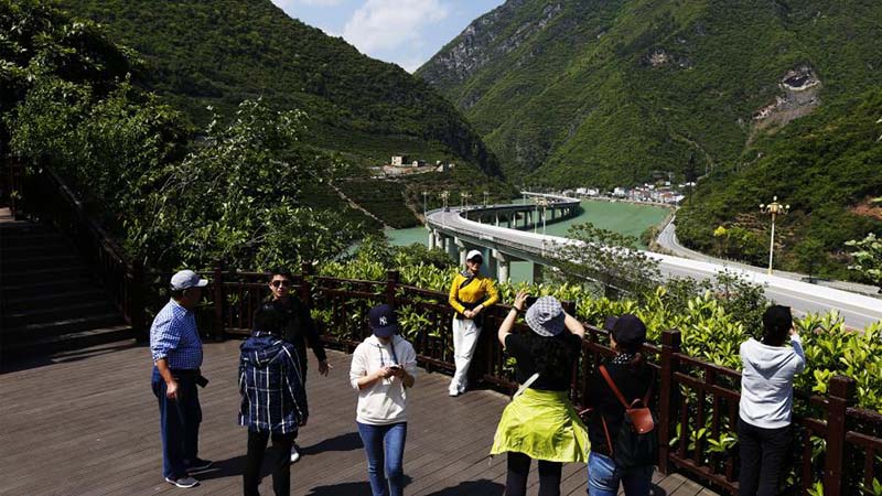 La autopista Guzhao serpentea sobre el río Xiangxi en el condado de Xingshan, en la provincia central china de Hubei. (Foto: Servicio de Noticias de China/ Yuan Xuanguo)