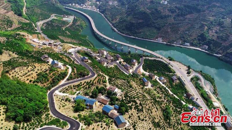 La autopista Guzhao serpentea sobre el río Xiangxi en el condado de Xingshan, en la provincia central china de Hubei. (Foto: Servicio de Noticias de China/ Yuan Xuanguo)