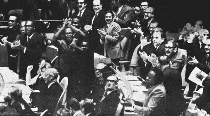 El 25 de octubre de 1971, la 26ª Asamblea General de las Naciones Unidas adoptó por abrumadora mayoría la propuesta de restaurar todos los derechos legítimos de la República Popular China en las Naciones Unidas. La foto muestra el caluroso aplauso de los delegados cuando se adoptó la propuesta. (Foto de archivo)