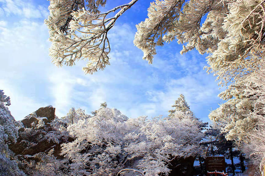 Montaña Yaoshan cubierta de nieve en Henan: una imagen de cuento de hadas