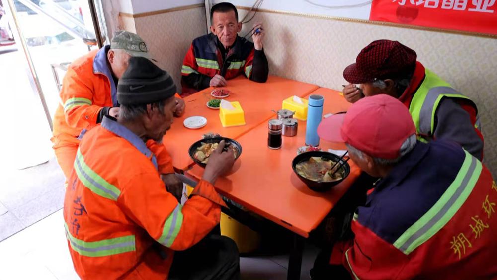 Trabajadores de saneamiento reciben almuerzo con descuento en Shuozhou