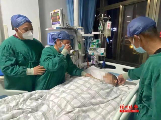 Los padres de Lin se despiden de su hijo. [Foto: Diario Vespertino de Fuzhou]