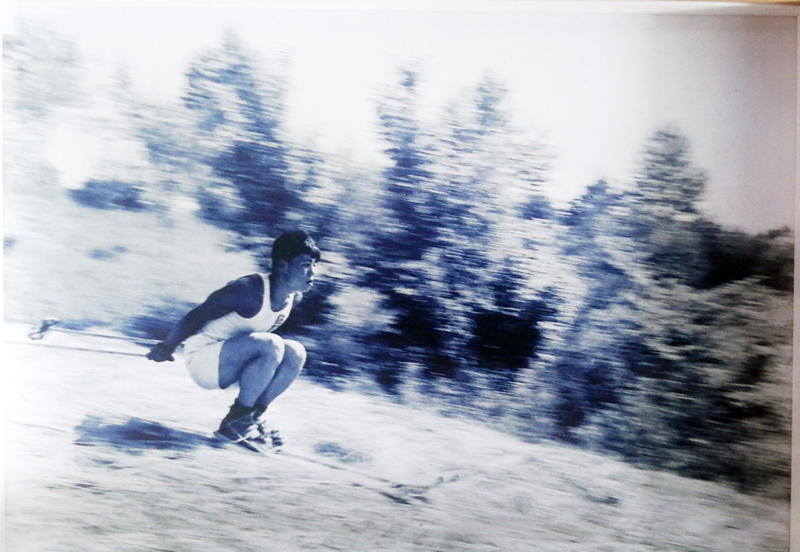 Han Tongyuan esquiando en la hierba. [Foto: proporcionada a China Daily]