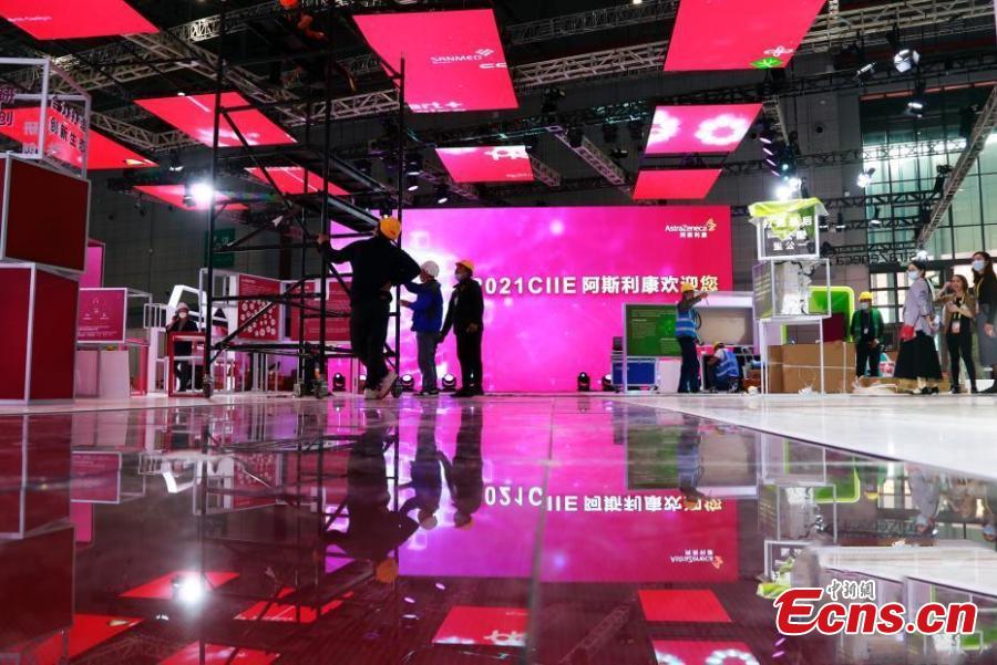 El personal de la exposición está ocupado trabajando en el establecimiento de los stands de la IV Exposición Internacional de Importaciones de China (CIIE, por sus siglas en inglés) a celebrarse en Shanghai, 1º de noviembre del 2021. (Foto: Servicios de Noticias de China/ Tang Yanjun)