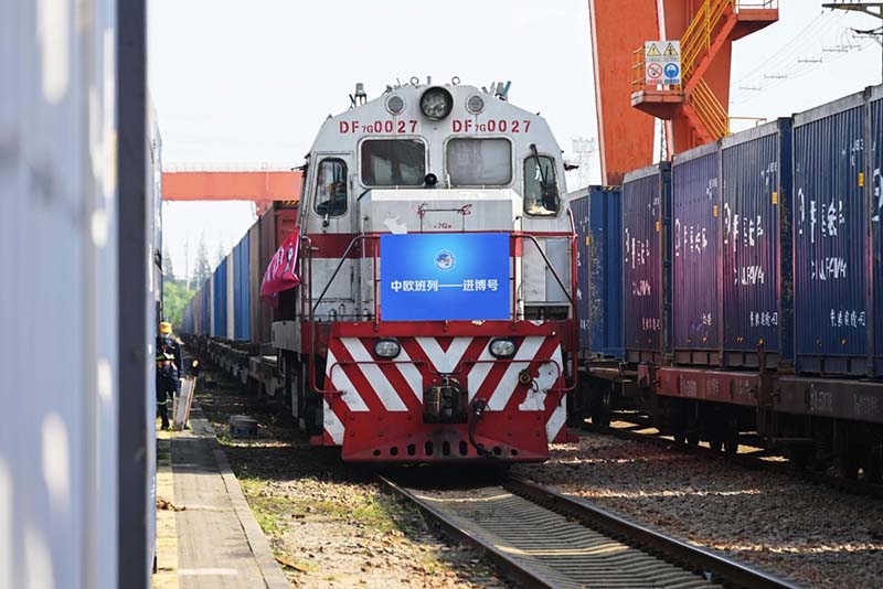 El 29 de octubre de 2021, llegó a la estación de carga de Minhang el primer tren de carga China-Europa para productos para CIIE, que partíó de Hamburgo, Alemania. (Shen Chunchen / Pueblo en Línea)