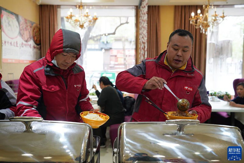 El 7 de noviembre, en el distrito Dongcheng de Beijing, dos mensajeros recogieron comida en el restaurante Xiaoshizao.
