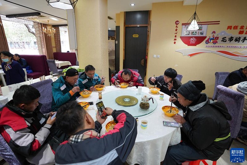 El 7 de noviembre, en el distrito Dongcheng de Beijing, varios mensajeros comieron en el restaurante Xiaoshizao.