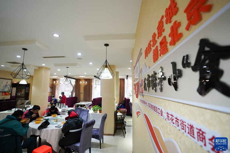 El 7 de noviembre, en el distrito Dongcheng de Beijing, varios mensajeros comieron en el restaurante Xiaoshizao.
