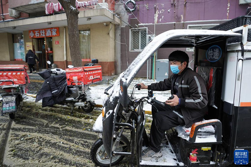 El 7 de noviembre, en el distrito Dongcheng de Beijing, un mensajero partió después de comer en el restaurante Xiaoshizao para continuar entregando mensajería.