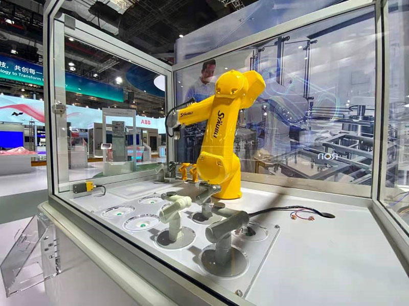 El 4 de noviembre de 2021, el dispositivo de tecnología integrada del robot SIMATIC exhibido en el stand de Siemens puede realizar agarrar artículos tanto en modo automático como manual. Foto de Ju Yunpeng, Diario del Pueblo.