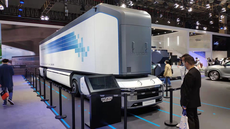 El camión de Hyundai impulsado por hidrógeno se exhibió en la IV Exposición Internacional de Importaciones de China que se celebra en Shanghai, 8 de noviembre del 2021. [Foto: Sun Chi/ China Daily]