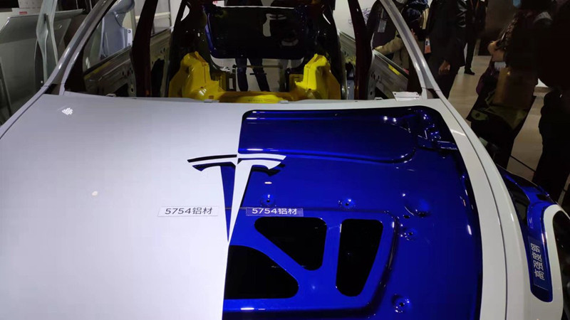 Tesla muestra una parte del chasis en la IV Exposición Internacional de Importaciones de China que se celebra en Shanghai, 8 de noviembre del 2021. [Foto: Sun Chi/ China Daily]