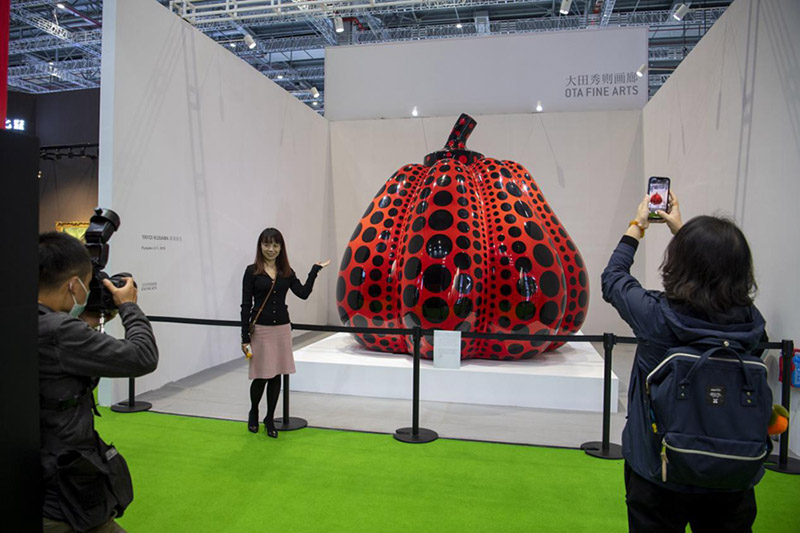 La foto muestra una escultura gigante del artista japonés Yayoi Kusama. Con su largo, alto y ancho que exceden los 3 metros, la escultura pesa 1.320 kilogramos en total. (Pueblo en Línea / Weng Qiyu)