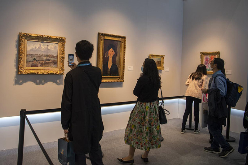 La gente visita un stand de obras de arte durante la IV Exposición Internacional de Importaciones de China (CIIE) en Shanghai, el 8 de noviembre de 2021. (Pueblo en Línea / Weng Qiyu)