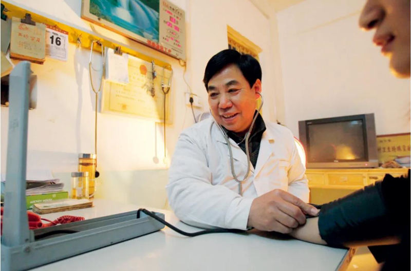 Ma Wenfang mide la presión arterial de un paciente el 6 de enero del 2013. [Foto: Servicio de Noticias de China]