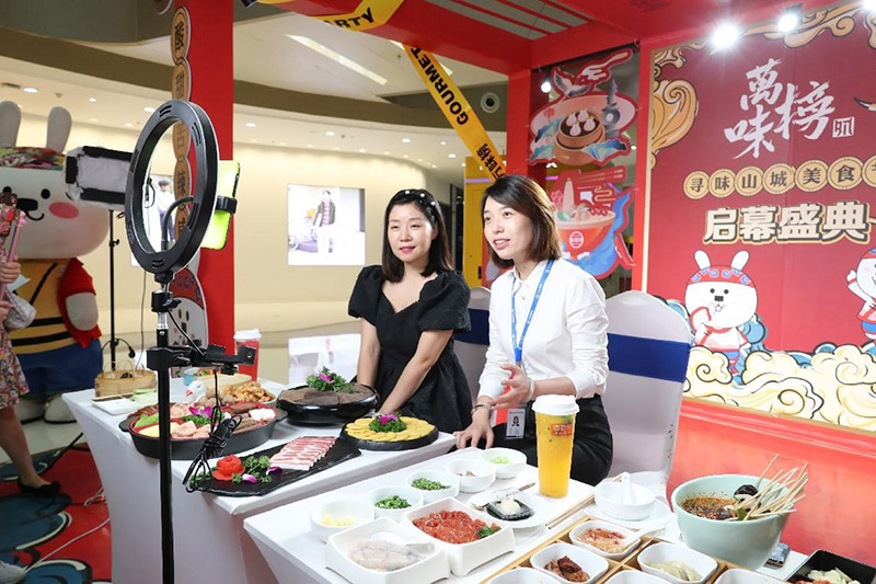 El 17 de agosto de 2021, en el Wanda Plaza en Shapingba, Chongqing, dos presentadoras realizaron una transmisión en vivo para promover la comida en el centro comercial. Imagen de Sun Kaifang / Pueblo en Línea