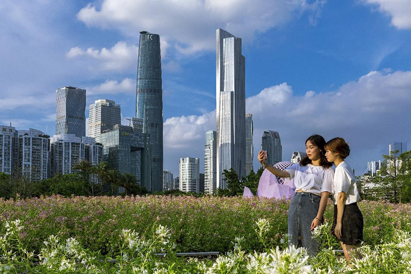 El 16 de mayo de 2021, dos jóvenes se hicieron fotos en un campo de flores en Haixinsha, en el nuevo eje central de Guangzhou. Imagen de Wei Jinsong / Pueblo en Línea