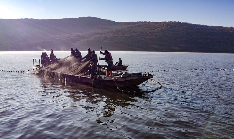 Una foto tomada el 23 de octubre de 2021 muestra a pescadores pescando en el lago Jingpo en la ciudad de Mudanjiang, en la provincia de Heilongjiang, en el noreste de China. (Foto / Han Xu)