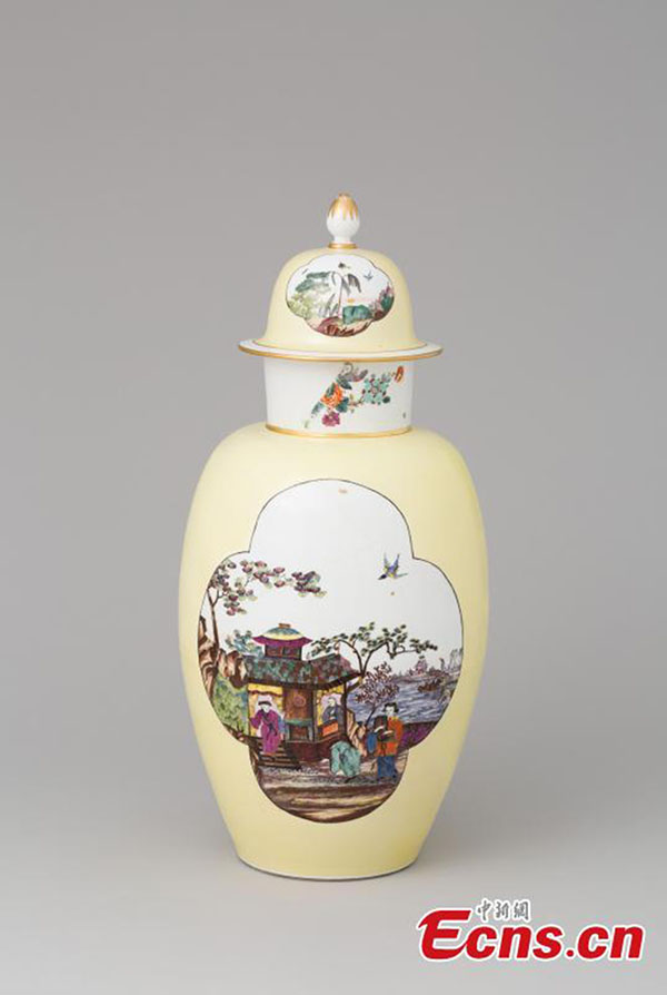 Un jarrón de porcelana de estilo chino fabricado entre 1735-1740 en Alemania se exhibe en la Colección Estatal de Arte de Dresde en Alemania, el 19 de noviembre de 2021. (Foto / China News Service)