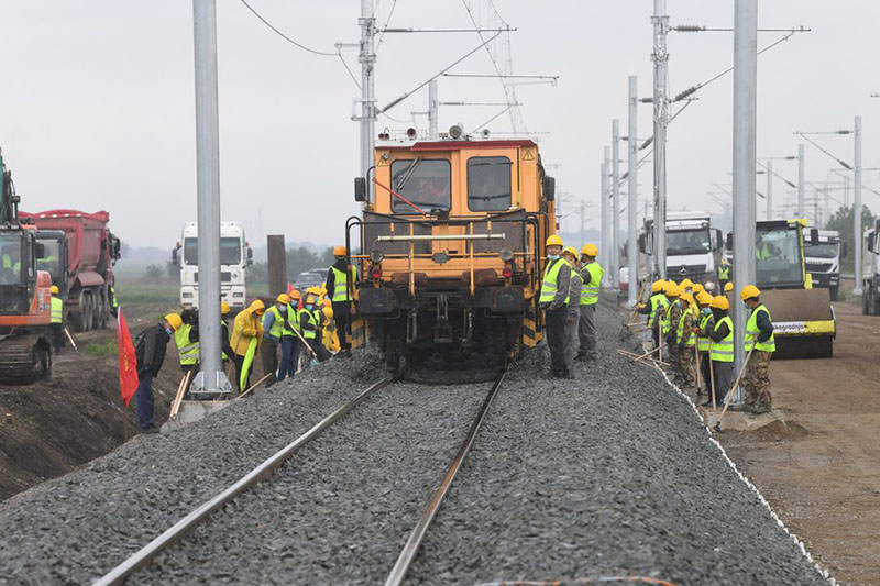Los trabajadores en el sitio de construcción del ferrocarril Belgrado-Budapest en Stara Pazova, Serbia, el 30 de mayo de 2020 (Dimitrije Goll / Oficina del presidente de Serbia / Xinhua)