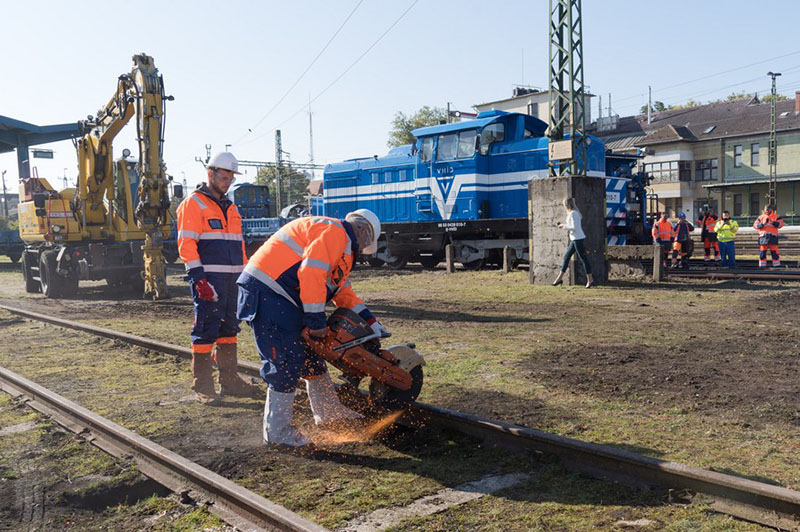 Los trabajadores retiran los rieles viejos durante la ceremonia de colocación de la primera piedra para la sección húngara de la modernización del ferrocarril Budapest-Belgrado en Kiskunhalas, Hungría, el 15 de octubre de 2021. (Xinhua / Attila Volgyi)