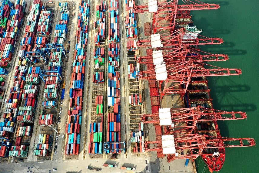 Las grúas cargan un buque transoceánico en la terminal de contenedores del puerto de Lianyungang en la ciudad de Lianyungang, provincia de Jiangsu, en el este de China, el 13 de octubre de 2021 (Foto de Wang Chun / Pueblo en Línea).