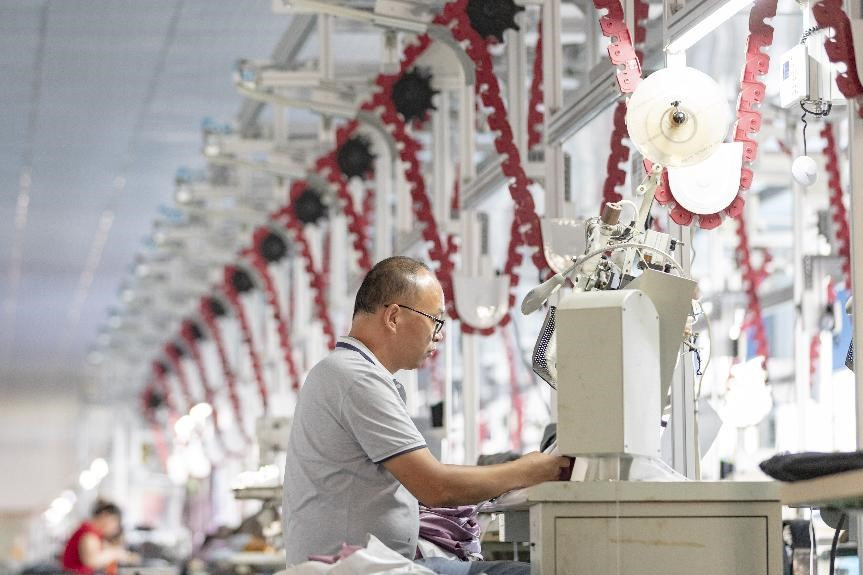 La foto muestra a trabajadores haciendo ropa para pedidos en el extranjero en la fábrica de una empresa de confección con sede en la ciudad de Lushan, provincia de Jiangxi, en el este de China. (Foto de Han Junxuan / Pueblo en Línea)
