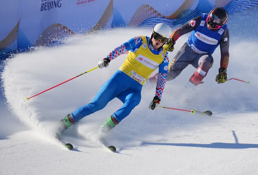 El ruso Sergey Ridzik (a la izquierda) celebra después de ganar la final de esquí cross masculino en la Copa Mundial de Esquí FIS en Chongli, provincia de Hebei, 27 de noviembre del 2021. (Foto: Xinhua/ Yang Shiyao)