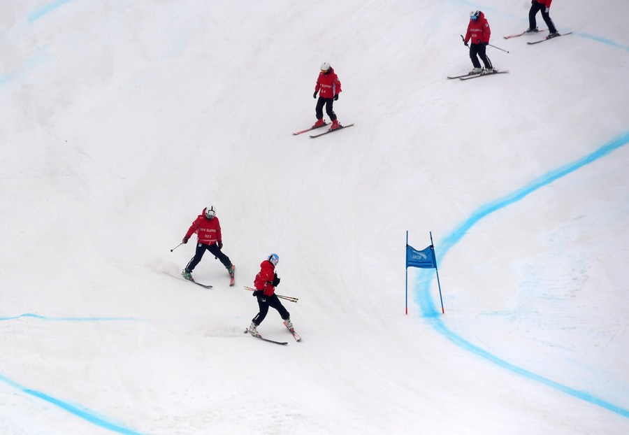 Miembros del personal trabajan durante un programa de pruebas para los Juegos Olímpicos y Paralímpicos de Invierno Beijing 2022, Centro Nacional de Esquí Alpino de Yanqing, Beijing, 23 de febrero del 2021. (Foto: Xinhua/ Zhang Chenlin)
