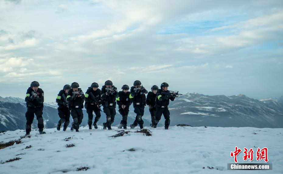 El equipo de policías especiales "Lobos de las Nieves" entrenan en una meseta nevada