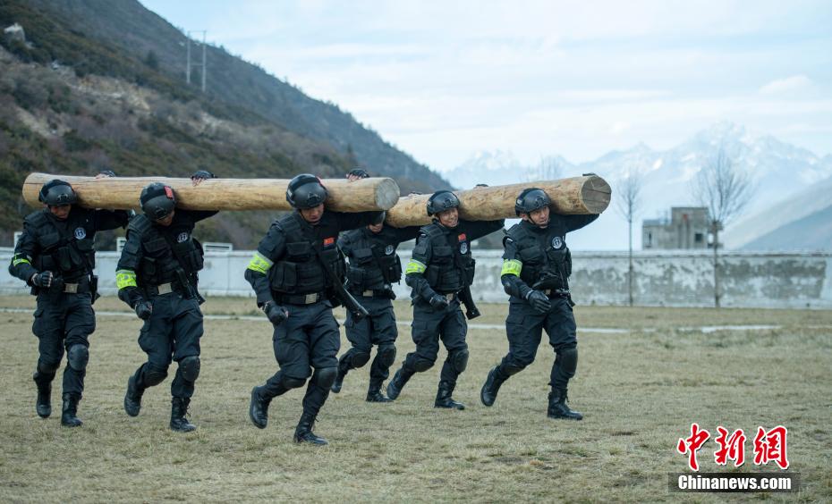 El equipo de policías especiales "Lobos de las Nieves" entrenan en una meseta nevada