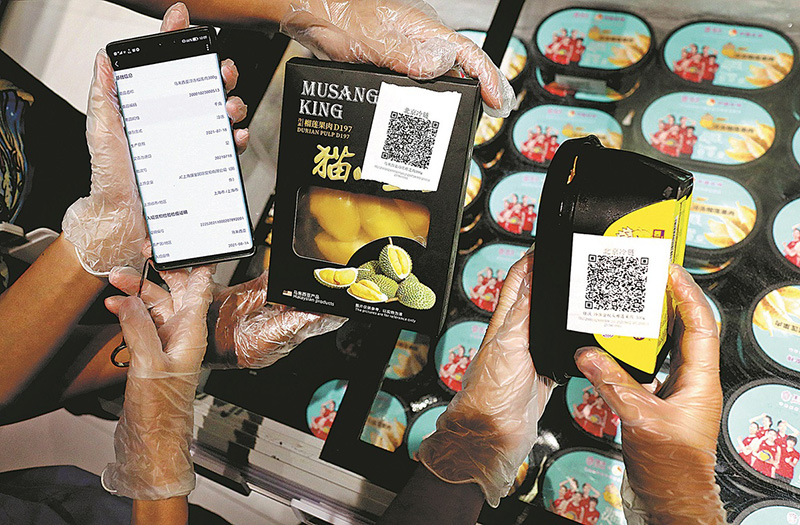 Verificación de la información rastreable de los alimentos congelados importados. (Foto: Zhu Xingxin/ China Daily)