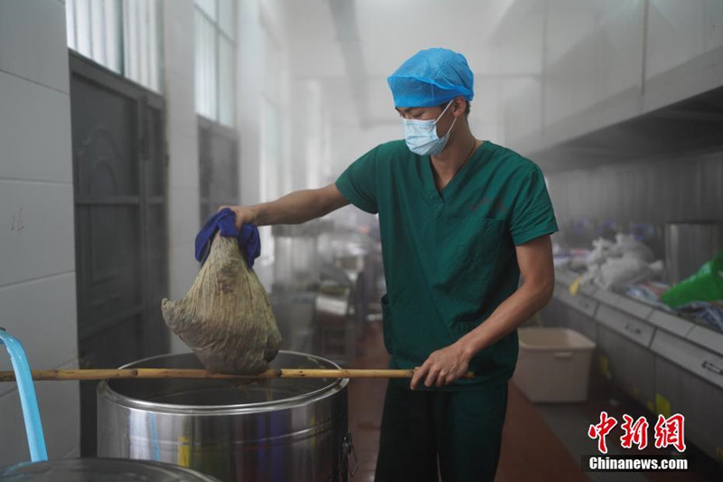 Longchuan en Yunnan: cada día se distribuyen 20.000 bolsas de decocciones de medicina tradicional china de forma gratuita