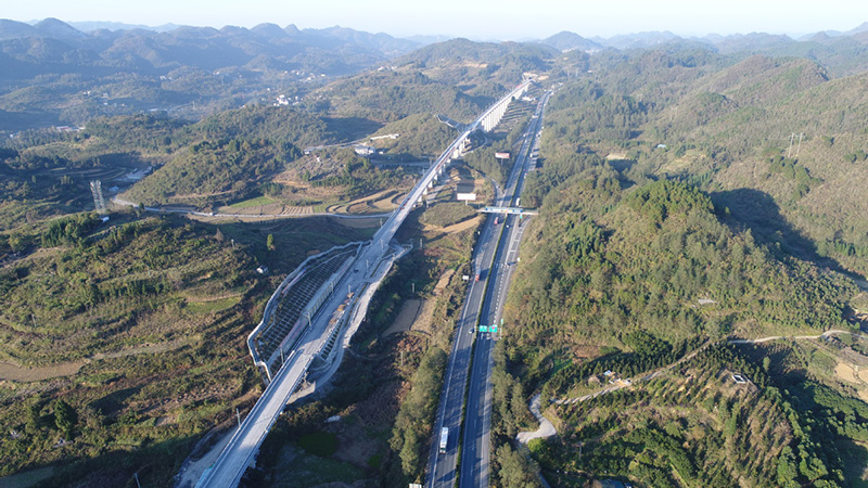Sección del ferrocarril de alta velocidad en construcción Zhangjiajie-Jishou-Huaihua. [Foto: proporcionada a chinadaily.com.cn]