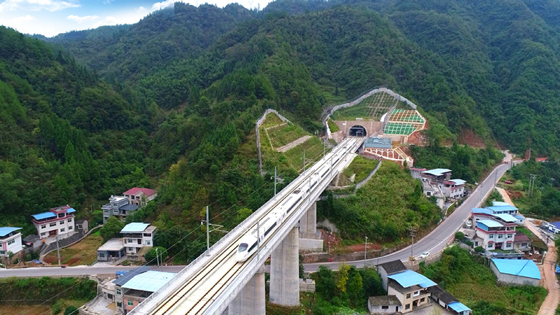 Un tren de prueba circula en una sección del ferrocarril de alta velocidad Zhangjiajie-Jishou-Huaihua en octubre de 2021. [Foto: proporcionada a chinadaily.com.cn]