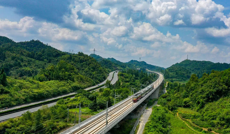 Un tren circula en una sección del ferrocarril de alta velocidad Zhangjiajie-Jishou-Huaihua en octubre del 2021. [Foto: proporcionada a chinadaily.com.cn]