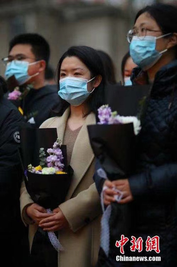 Profesores y estudiantes de Nanjing encienden velas para conmemorar a los compatriotas