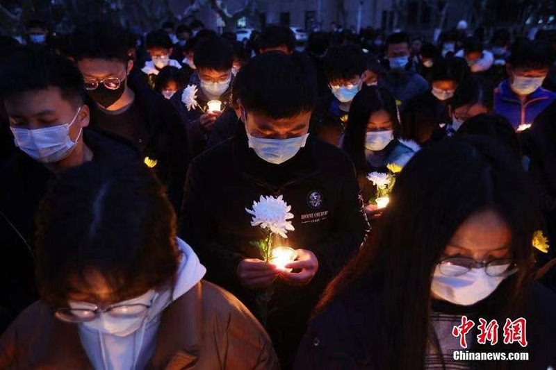 Profesores y estudiantes de Nanjing encienden velas para conmemorar a los compatriotas