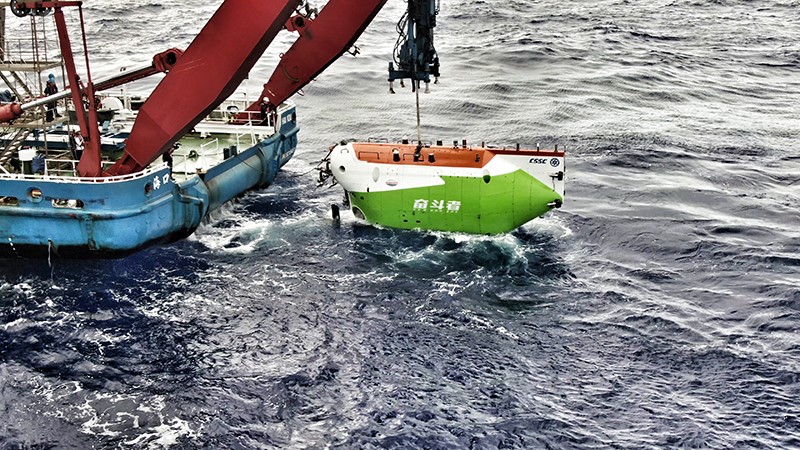 El barco de investigación científica "Tansuo Yihao(Discovery One)" recuperó el sumergible tripulado de aguas profundas "Fendouzhe". (Foto cortesía de China Shipbuilding Corporation)