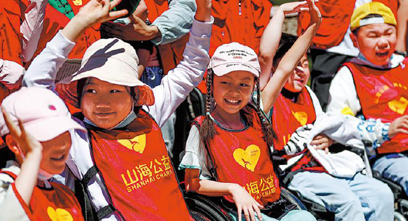 Niños con enfermedades raras viajan a la provincia de Anhui, junio del 2021. [Foto: Shi Yalei/ China Daily]