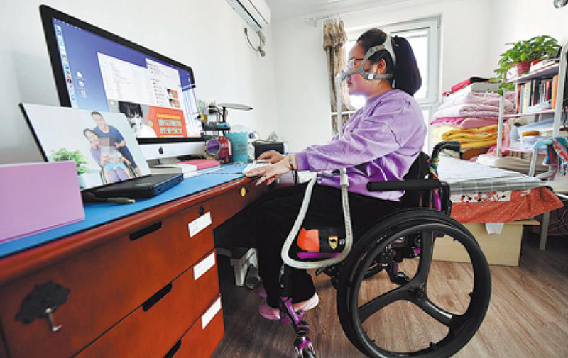 Paciente con una enfermedad rara trabaja como voluntaria en Beijing. [Foto: Li Muyi/ China Daily]