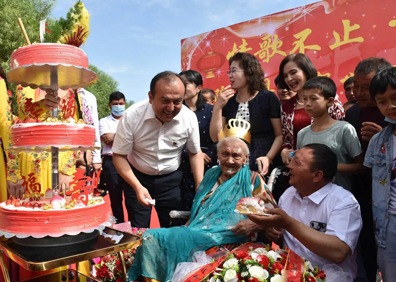 El 25 de junio de 2020, Alemihan Seyiti (centro) celebró su 134 cumpleaños en el condado Shule, Xinjiang. (Foto: cuenta oficial del Diario del Pueblo en Wechat)