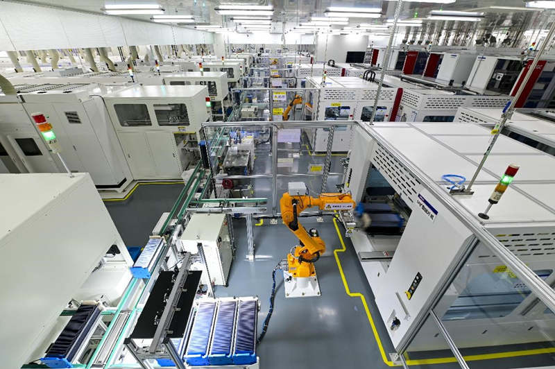 El 13 de diciembre de 2021, la sexta planta de celdas de batería de Dongmag Co., Ltd. del Grupo Hengdian, ciudad de Jinhua, provincia de Zhejiang, hizo realidad la producción inteligente de aplicaciones de red privada 5G. Hu Xiaofei / Pueblo en Línea
