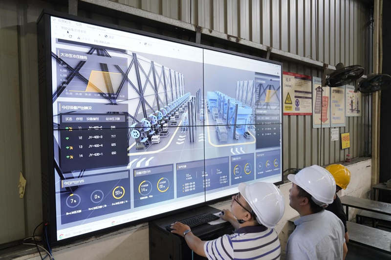 El 15 de septiembre de 2020, en Zhengneng Machinery Co., Ltd., distrito de Beibei, Chongqing, los técnicos comprobaron la producción y el funcionamiento del taller a través de un sistema de internet industrial. Qin Tingfu / Pueblo en Línea