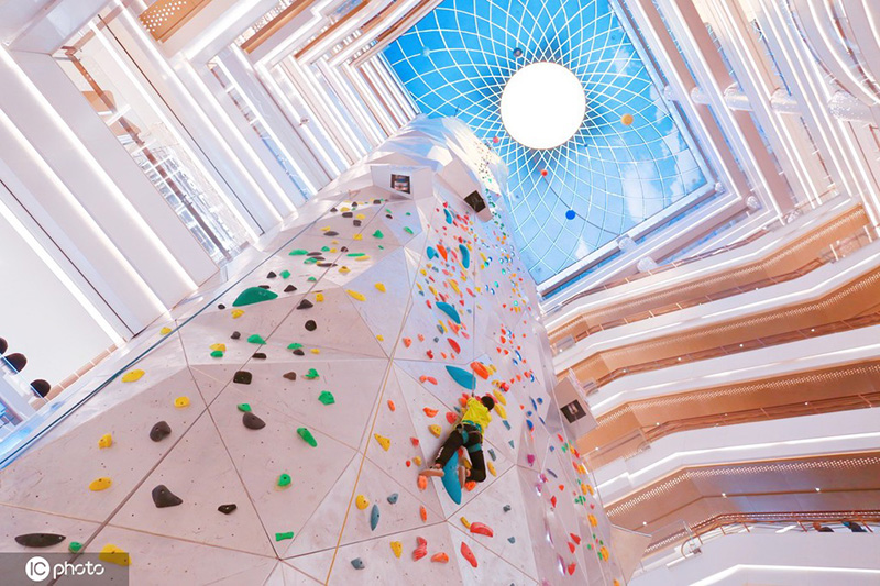Un centro comercial de Shanghai ofrece la experiencia de escalar en roca, 19 de diciembre del 2021. [Foto: IC]