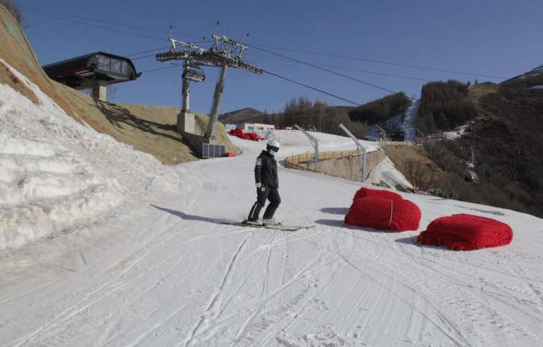 Yan Qingsheng, miembro del equipo de esquí de campesinos de Yanqing en Beijing, instaló una red de seguridad en el Centro Nacional de Esquí Alpino. Fuente de la imagen: Beijing Daily